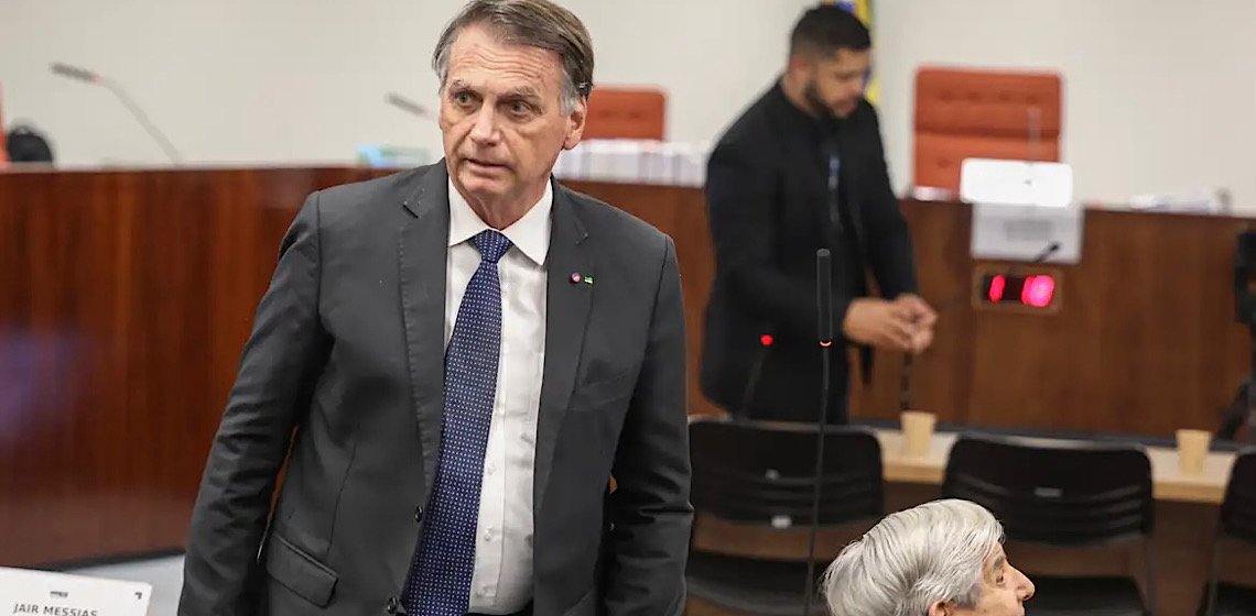Bolsonaro torna a pedir anistia para reverter tarifa dos EUA; Lula promete enviar jabuticaba a Trump