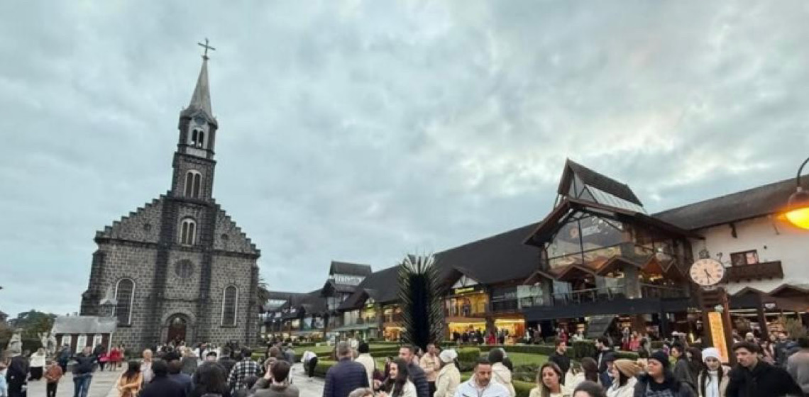 Um ano após tragédia no RS, Gramado recupera turismo de inverno em meio a desafio urbanístico