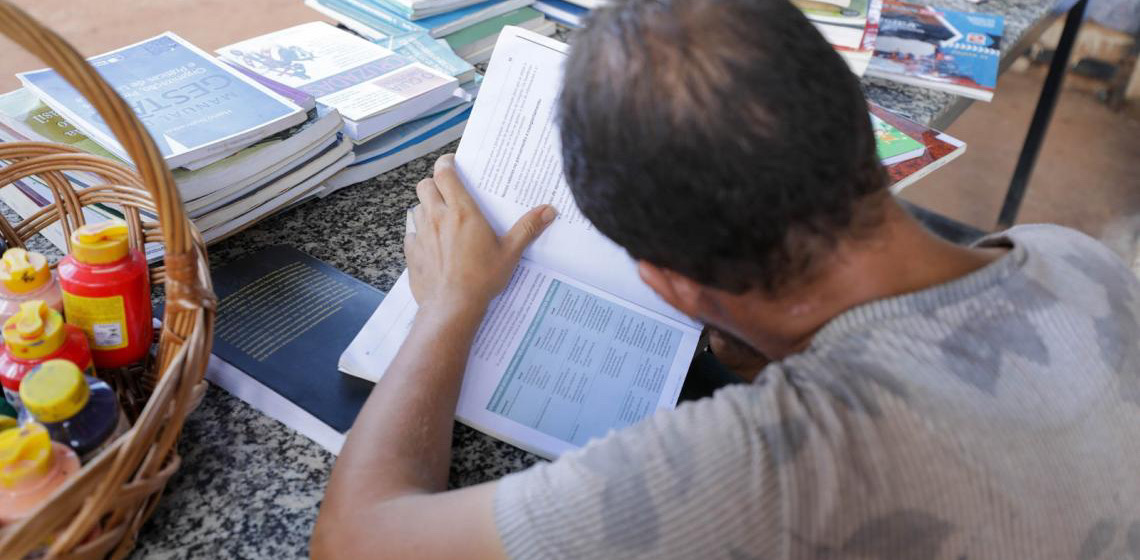 Biblioteca do Centro Pop oferece acesso livre à leitura para pessoas em situação de rua