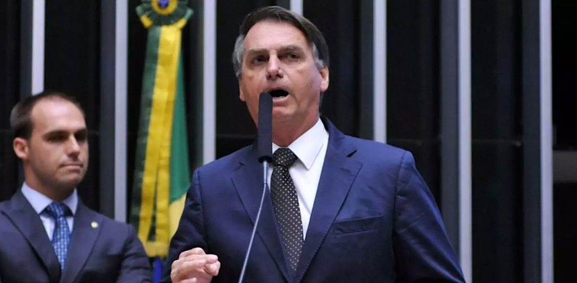 Bolsonaro diz ter paixão por Trump, pede 'liberdade' para falar com ele e nega ação de Eduardo