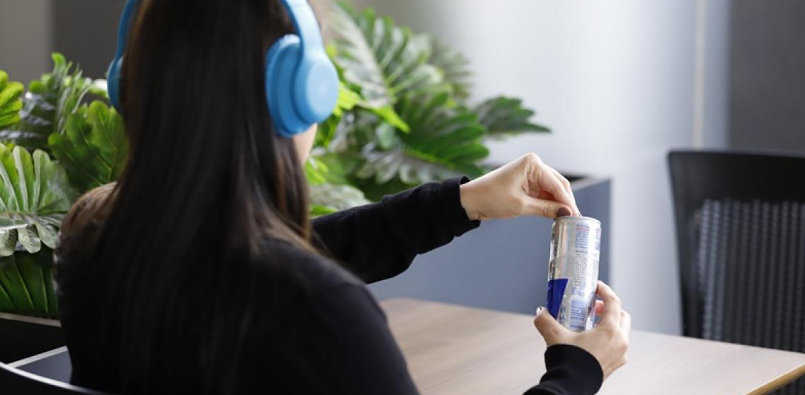Especialista alerta sobre riscos de consumo excessivo de energético entre jovens