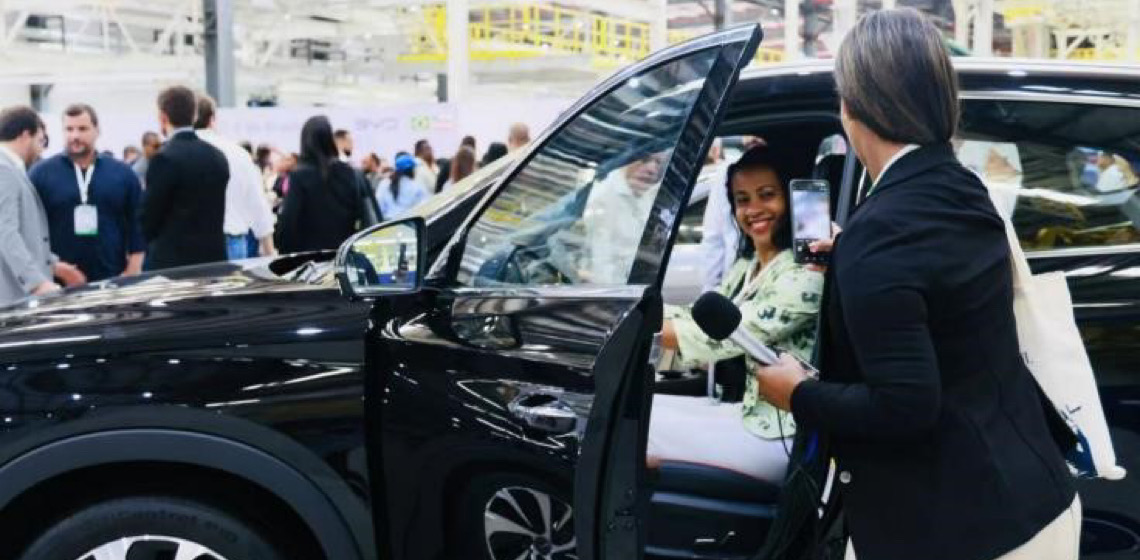 Primeiro veículo de passeio da montadora chinesa BYD fabricado no Brasil sai da linha de produção