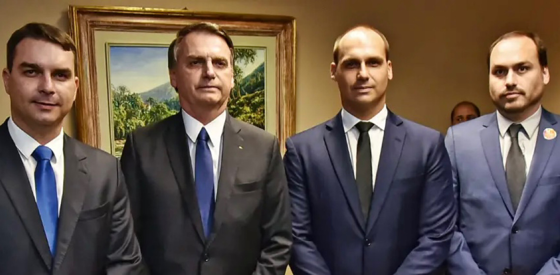 O trapalhão da família Bolsonaro tem nome