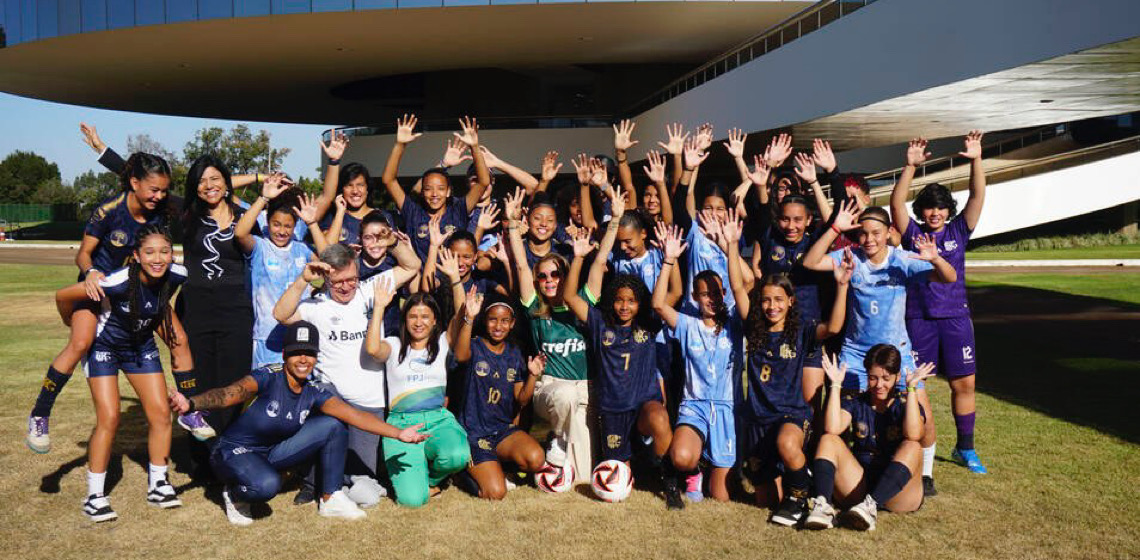 Time feminino do projeto Rede Gol recebe homenagem