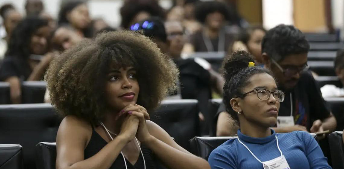 Pós-graduação “ainda é concentrada na população branca”, aponta estudo