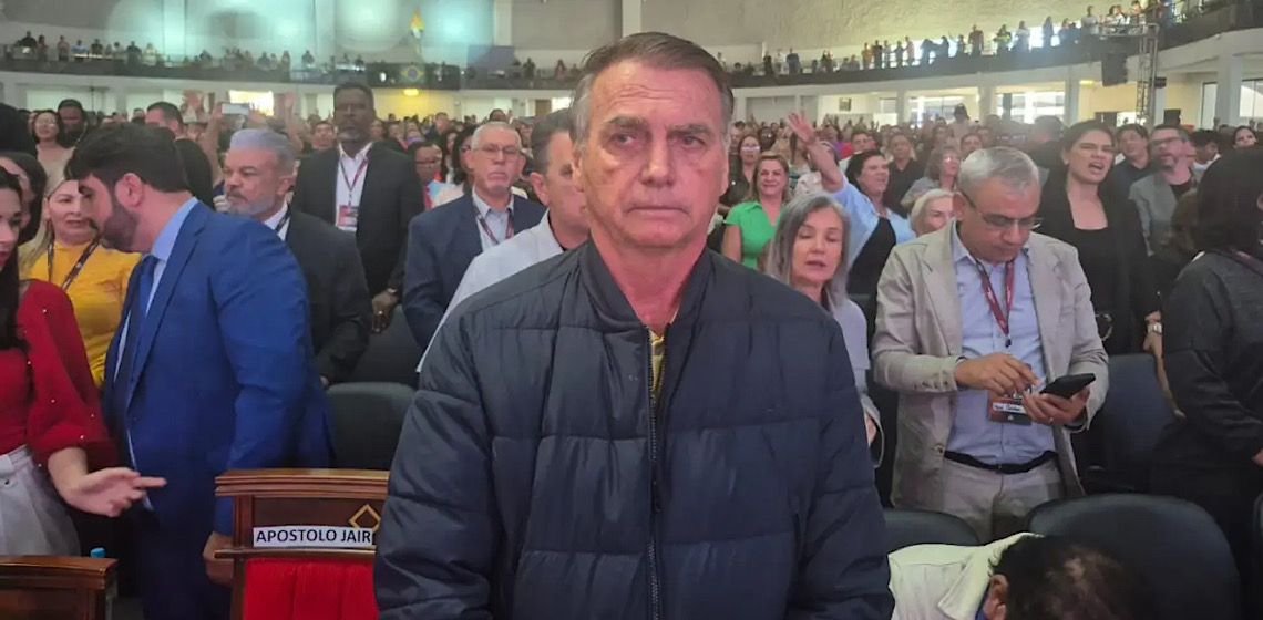 Por Matheus Leitão: Choro, culto e cautelares: o novo movimento de Bolsonaro