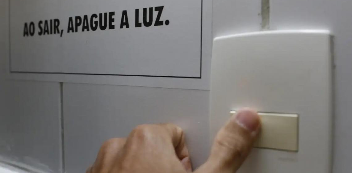 Conta de luz terá bandeira tarifária vermelha patamar 2 em agosto
