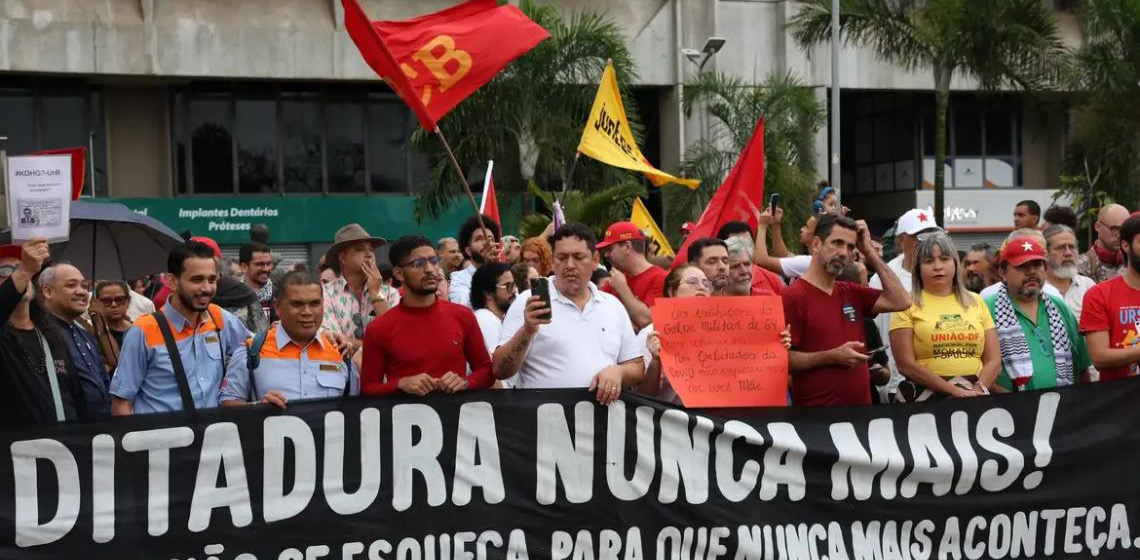 Número de autocracias supera o de democracias no mundo, diz estudo