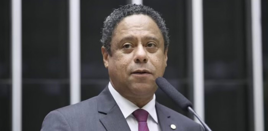 Orlando Silva: Eduardo Bolsonaro ‘pediu licença do cargo para conspirar contra Brasil’ e merece ‘sanção máxima’