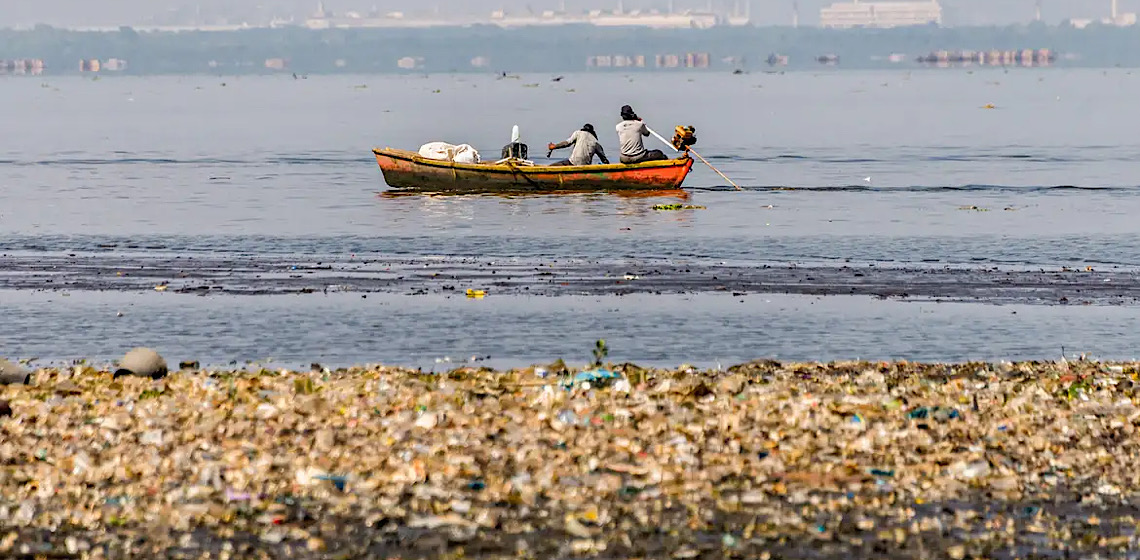 Pescadores tiram 46 toneladas de lixo em baías de Guanabara e Sepetiba 