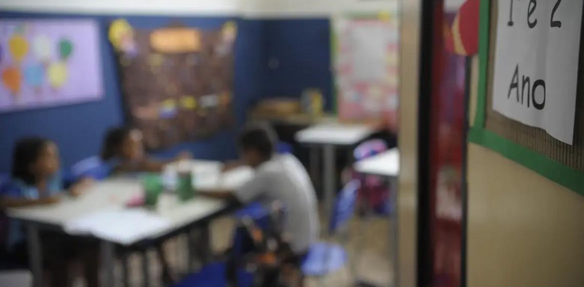 Mais de 300 mil crianças voltaram para a escola em 8 anos, diz Unicef