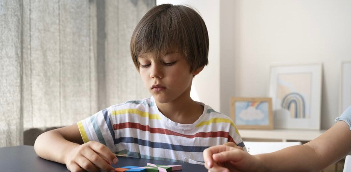 Adolescentro oferece assistência a autistas; pais e cuidadores também recebem apoio