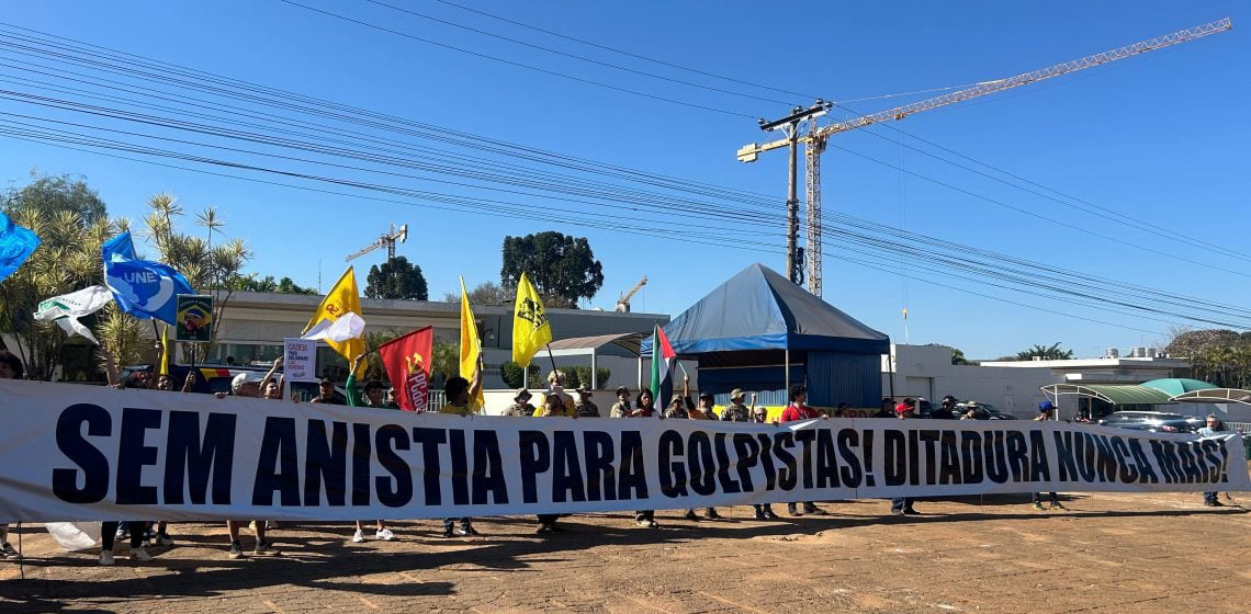 Manifestantes se reúnem em frente à Embaixada dos EUA em Brasília para defender soberania nacional 