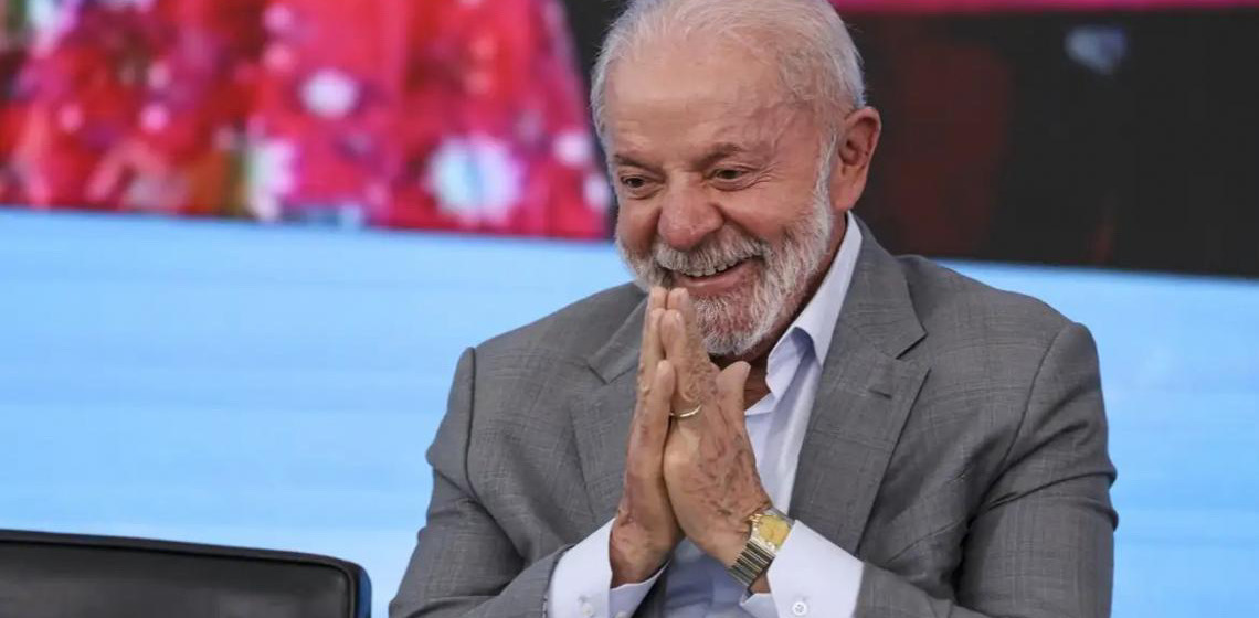 Presidente do Brasil, Lula da Silva descarta desafiar Estados Unidos, mas diz que Brasil não é republiqueta
