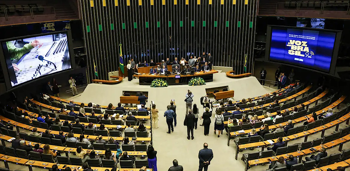 Volta do Congresso tem motim de bolsonaristas no plenário e bate-boca com governistas