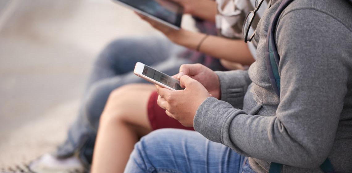 Restrição a celular nas escolas melhora atenção e convivência, mas uso pedagógico ainda é desafio
