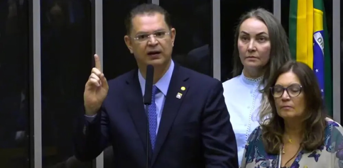 Líder do PL pede perdão a presidente da Câmara um dia após motim bolsonarista