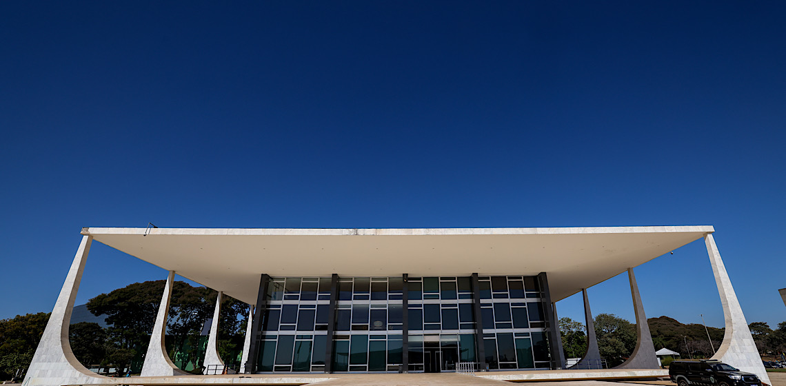 Sanção de Trump extrapola Moraes e coloca STF sob pressão inédita