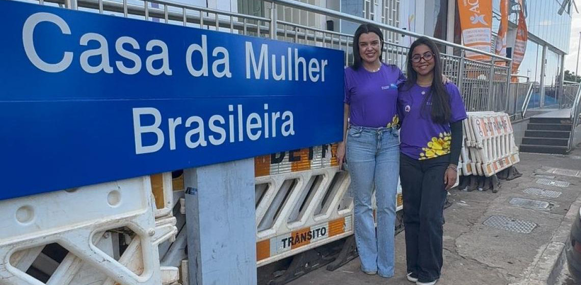 Estudante vive um dia como secretária da Mulher em agenda do Agosto Lilás