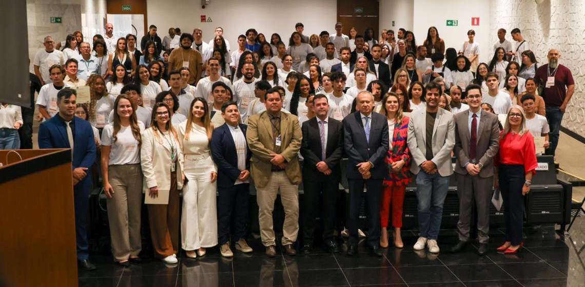 Estudantes da rede pública do DF assumem cadeiras no Parlamento Jovem Distrital