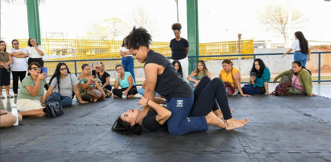 Mulheres recebem capacitação em técnicas de segurança pessoal e prevenção à violência