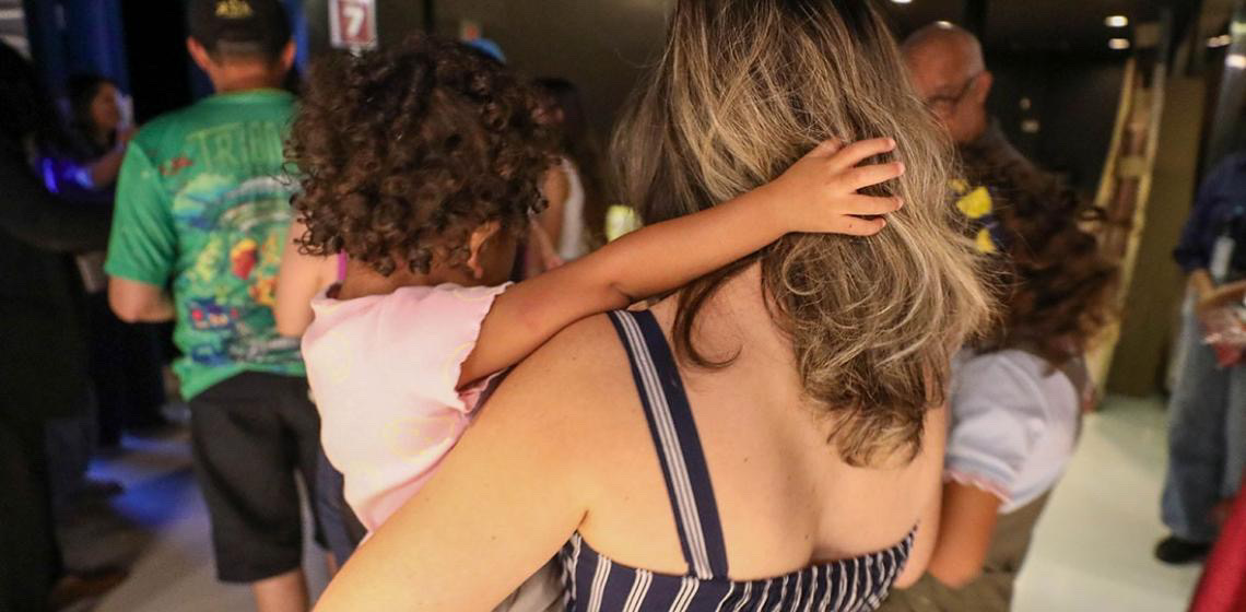 Programa oferece apoio financeiro e emocional a mais de 180 órfãos de feminicídios