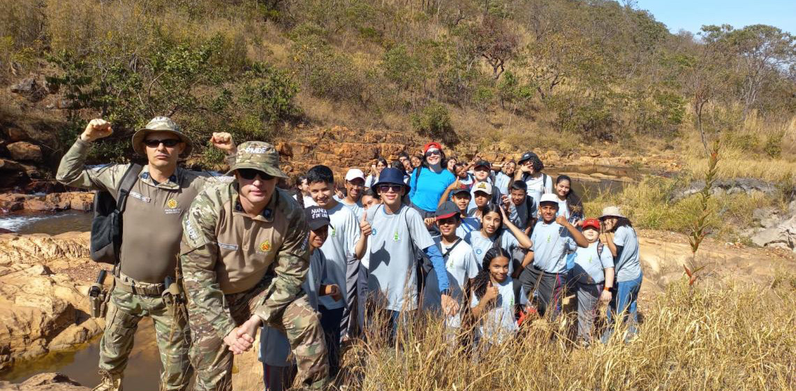 Estudantes fazem trilha ecológica, organizada por programa de educação ambiental