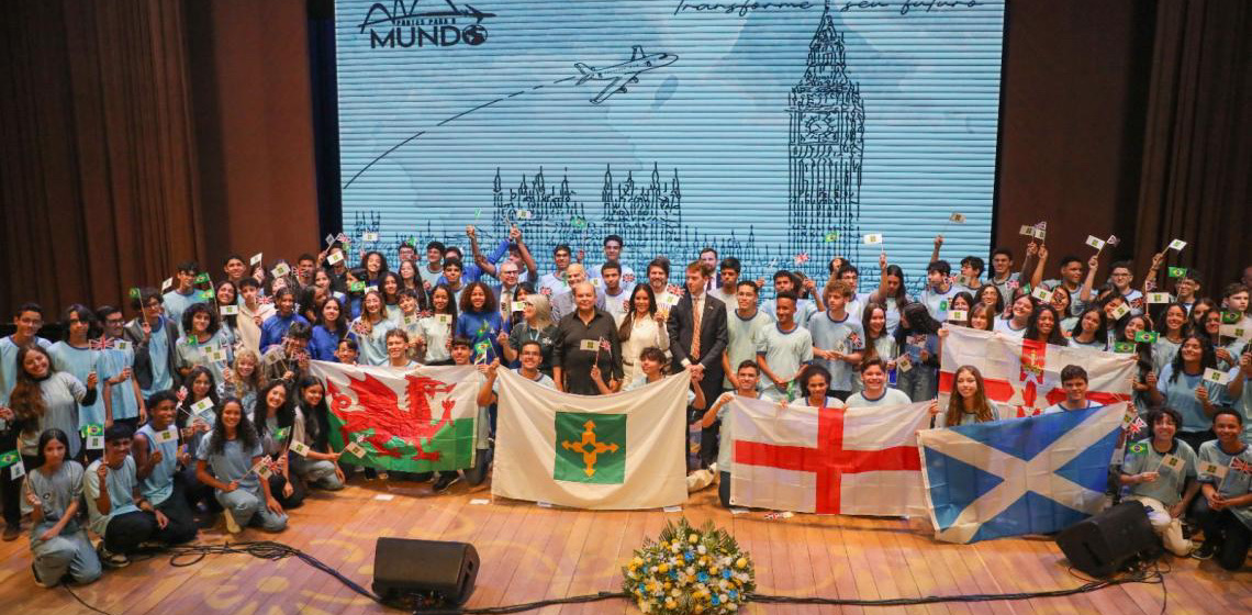 Estudantes selecionados pelo programa Pontes para o Mundo recebem kits de viagem antes de intercâmbio no Reino Unido