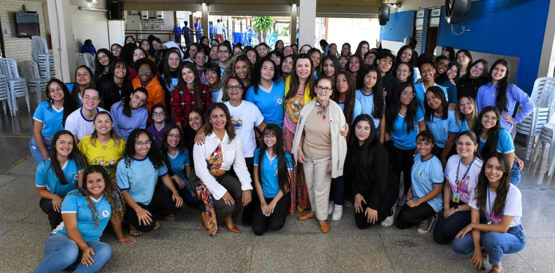 Projeto 'Eu Já Tive a Sua Idade' estreia em escola do Gama promovendo encontro entre gerações
