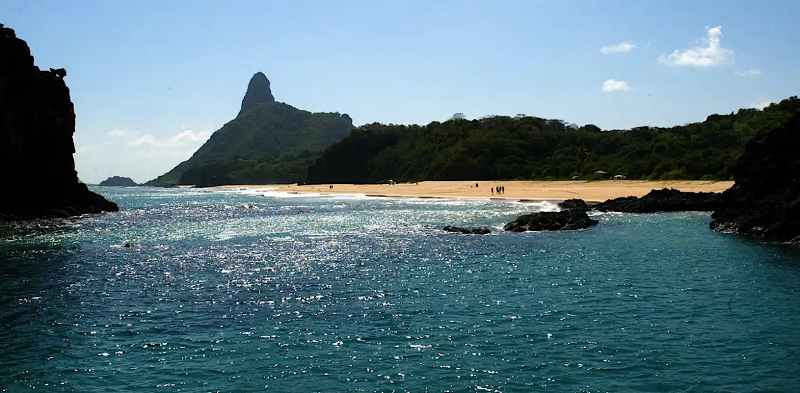 Europeus invadem morro Dois Irmãos, em Noronha, e são multados em R$ 13 mil