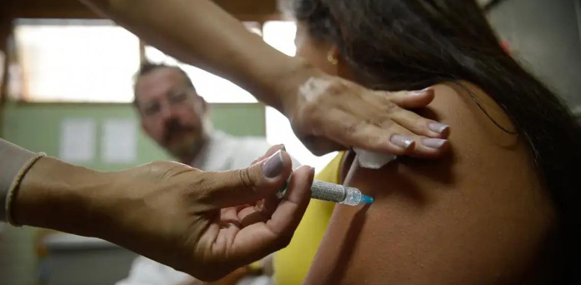 Vacina do HPV avança no público-alvo, mas precisa resgatar mais velhos