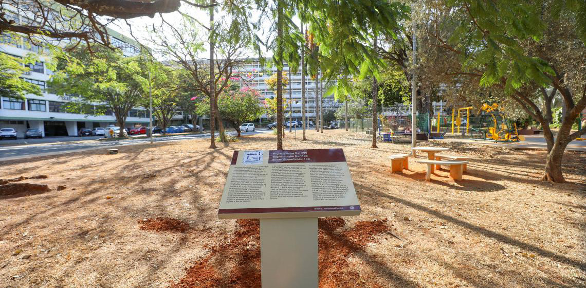 SQS 106 recebe placas que destacam marcos históricos de Brasília e aproximam moradores
