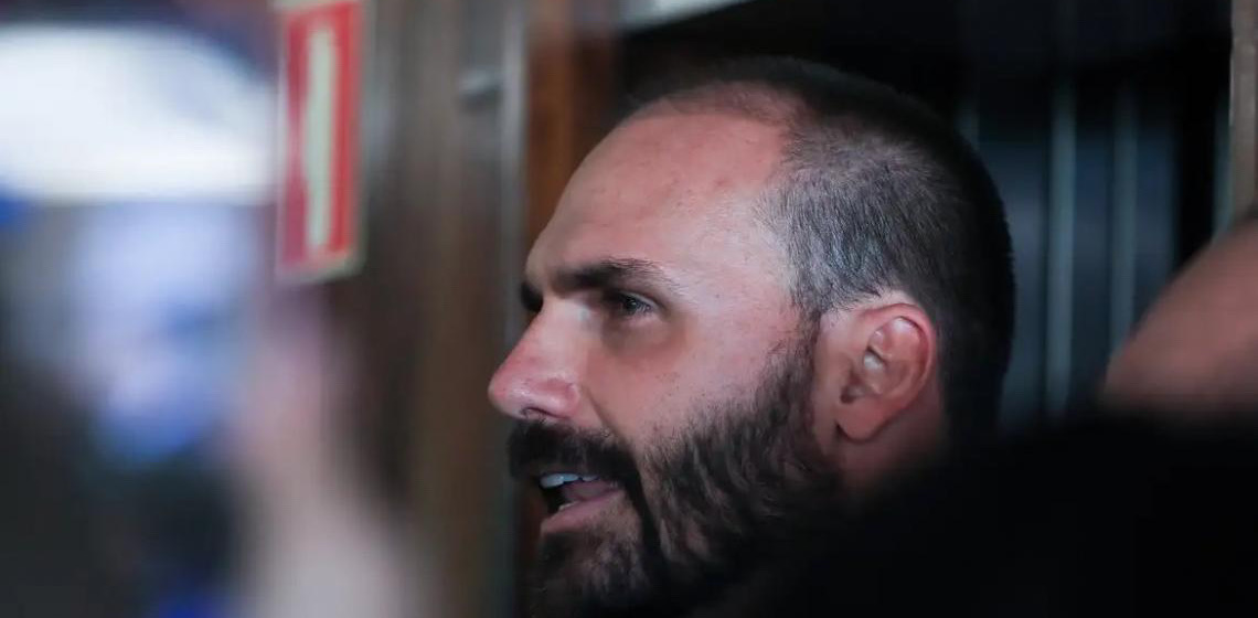 Eduardo Bolsonaro pede a Hugo Motta para exercer mandato dos EUA