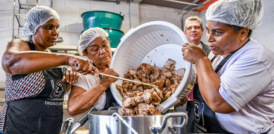 Cozinha solidária busca mitigar a insegurança alimentar de catadores do DF