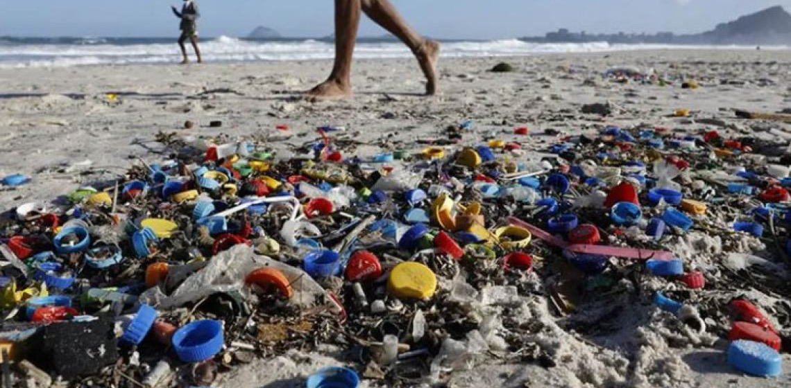 O que os microplásticos causam para a saúde humana e do planeta?