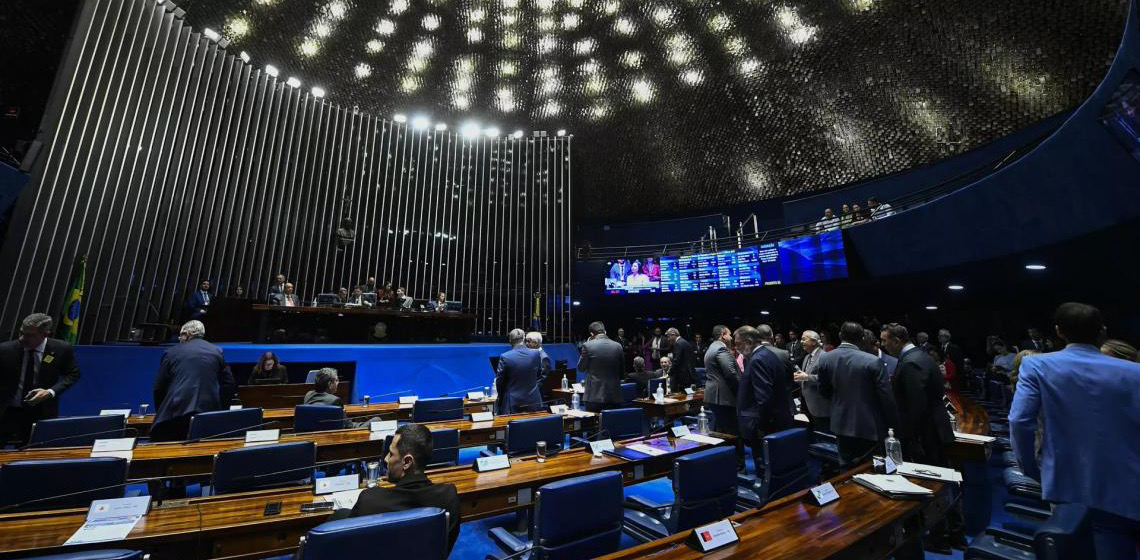 Senado aprova projeto que altera Lei da Ficha Limpa e beneficia políticos condenados