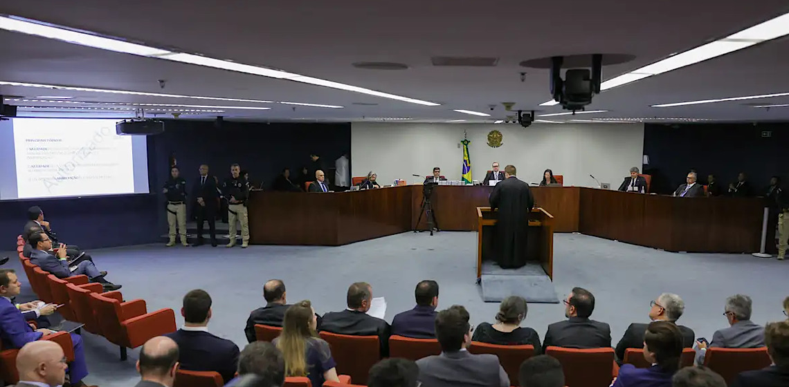 STF retoma julgamento de Bolsonaro a 1 voto da condenação e após ameaça de Trump