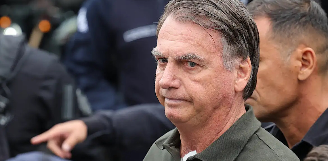 Jair Bolsonaro teve pré-síncope, vômitos e queda de pressão, diz defesa 