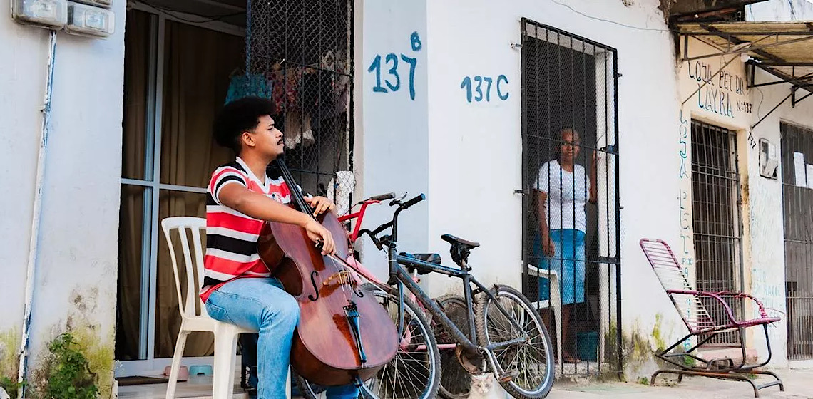 Jovens brasileiros da periferia lideram orquestra internacional pela paz em turnê na Ásia e no Vaticano
