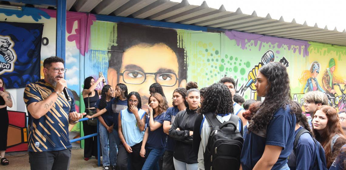 No DF: Escola pública do Núcleo Bandeirante inaugura auditório em homenagem a Renato Russo