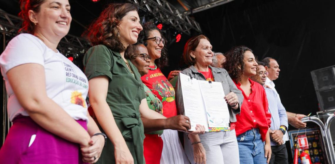 Governo entrega títulos de posse e crédito para famílias da Reforma Agrária em Pernambuco