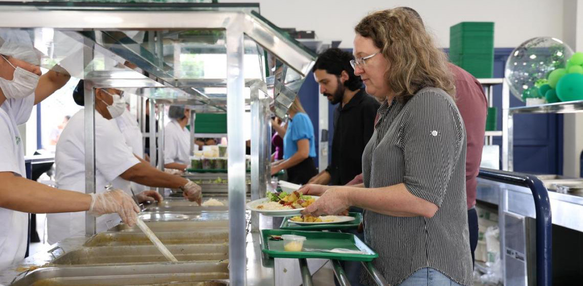Representantes das Nações Unidas visitam Restaurante Comunitário do Varjão para conhecer como são feitas as refeições