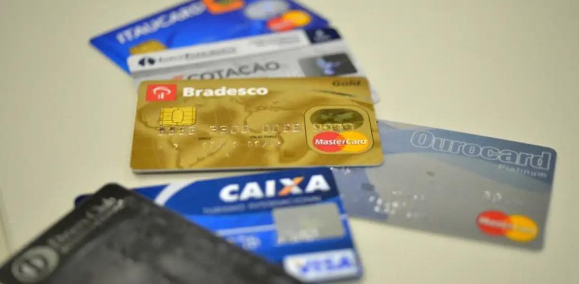 Juros do cartão de crédito rotativo avançam e chegam a 451,5% ao ano