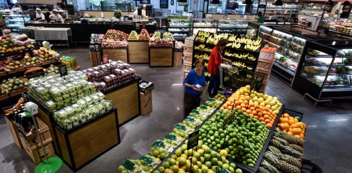 8 em cada 10 brasileiros trocam marcas favoritas por opções mais baratas nos supermercados