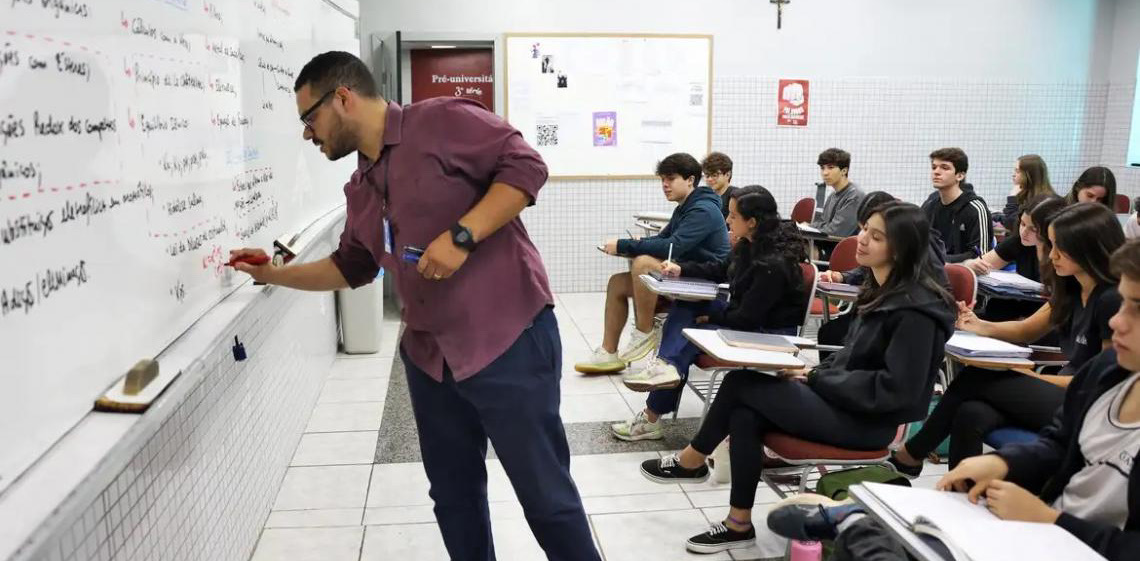 Número de professores temporários no Brasil é maior que na Organização para a Cooperação e Desenvolvimento Econômico