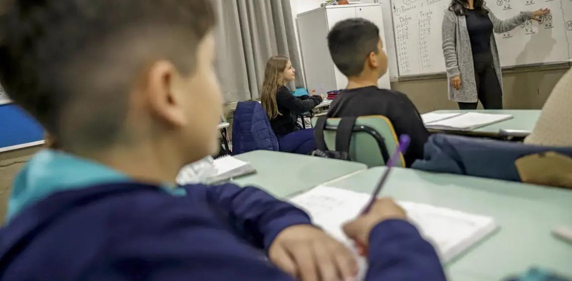 Professor brasileiro perde 21% do tempo de aula para manter disciplina na sala