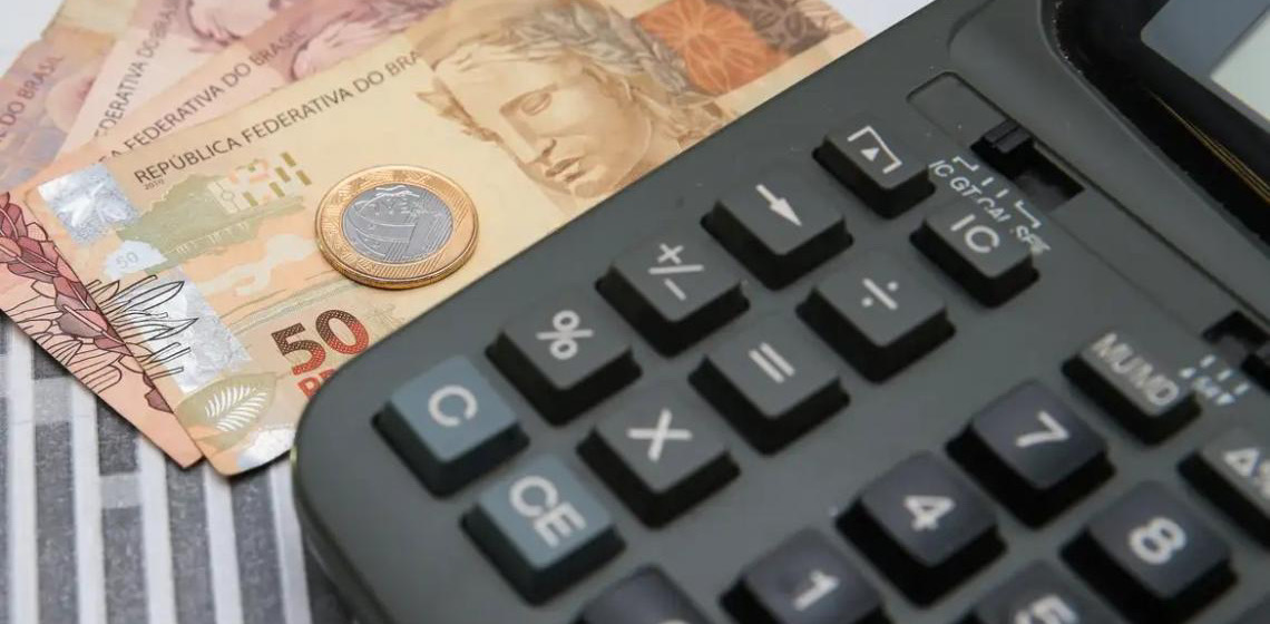 Salário mínimo rege a renda média em 81% das cidades e remunera 1/3 das pessoas