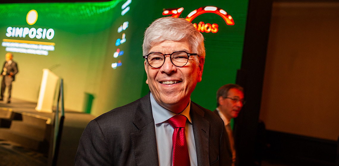 Brasil não pode deixar big techs destruírem seu sistema político, diz Nobel de economia