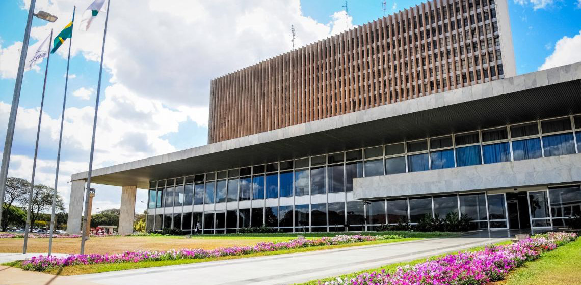 Diferença de contribuição previdenciária de servidores do DF referente a 2020 será paga em 60 parcelas