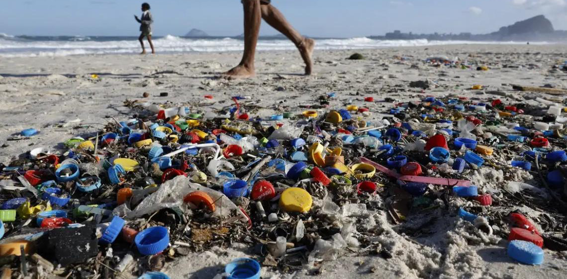 Micro e nanoplásticos contaminam água, ar e alimentos, mostra estudo